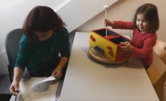 Dreijähriges Mädchen beim Spiel mit der „Ungewöhnlichen Kiste“ (nach Bijvoet-van den Berg & Hoicka, 2014; Quelle: Videoaufnahme im Rahmen einer entwicklungspsychologischen Studie der Universität Heidelberg) Dreijähriges Mädchen beim Spiel mit der „Ungewöhnlichen Kiste“ (nach Bijvoet-van den Berg & Hoicka, 2014; Quelle: Videoaufnahme im Rahmen einer entwicklungspsychologischen Studie der Universität Heidelberg)