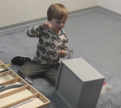 Fünfjähriger Junge erstellt sich ein Hilfsmittel mit Haken, um nach einer Belohnung am unteren Ende einer vertikalen und unten geschlossenen Plexiglasröhre zu angeln (Quelle: Videoaufnahme im Rahmen einer entwicklungspsychologischen Studie der Universität Heidelberg) Fünfjähriger Junge erstellt sich ein Hilfsmittel mit Haken, um nach einer Belohnung am unteren Ende einer vertikalen und unten geschlossenen Plexiglasröhre zu angeln (Quelle: Videoaufnahme im Rahmen einer entwicklungspsychologischen Studie der Universität Heidelberg)