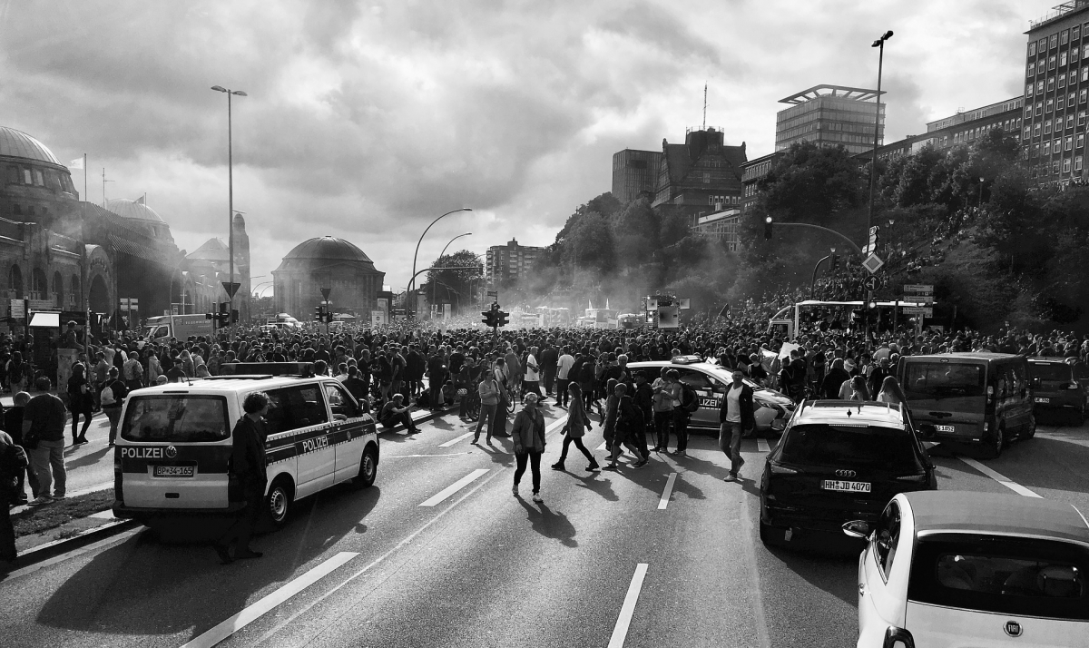 Proteste, Demonstrationen und Streiks sind alle Ausdruck einer Form von Ungerechtigkeit, die auf der Straße kommuniziert wird. Bild: Tama66 via pixabay (https://pixabay.com/de/photos/demonstration-hamburg-g20-menschen-2477988/, CC: https://pixabay.com/de/service/license/) Proteste, Demonstrationen und Streiks sind alle Ausdruck einer Form von Ungerechtigkeit, die auf der Straße kommuniziert wird. Bild: Tama66 via pixabay (https://pixabay.com/de/photos/demonstration-hamburg-g20-menschen-2477988/, CC: https://pixabay.com/de/service/license/)