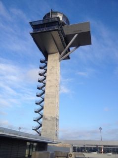 Flughafen BER als Beispiel für Geldverschwendung in öffentlichen Projekten Bild: daniel_sauer0 via Pixabay (https://pixabay.com/de/ber-tower-flughafen-663001/, CC:https://creativecommons.org/publicdomain/zero/1.0/deed.de).