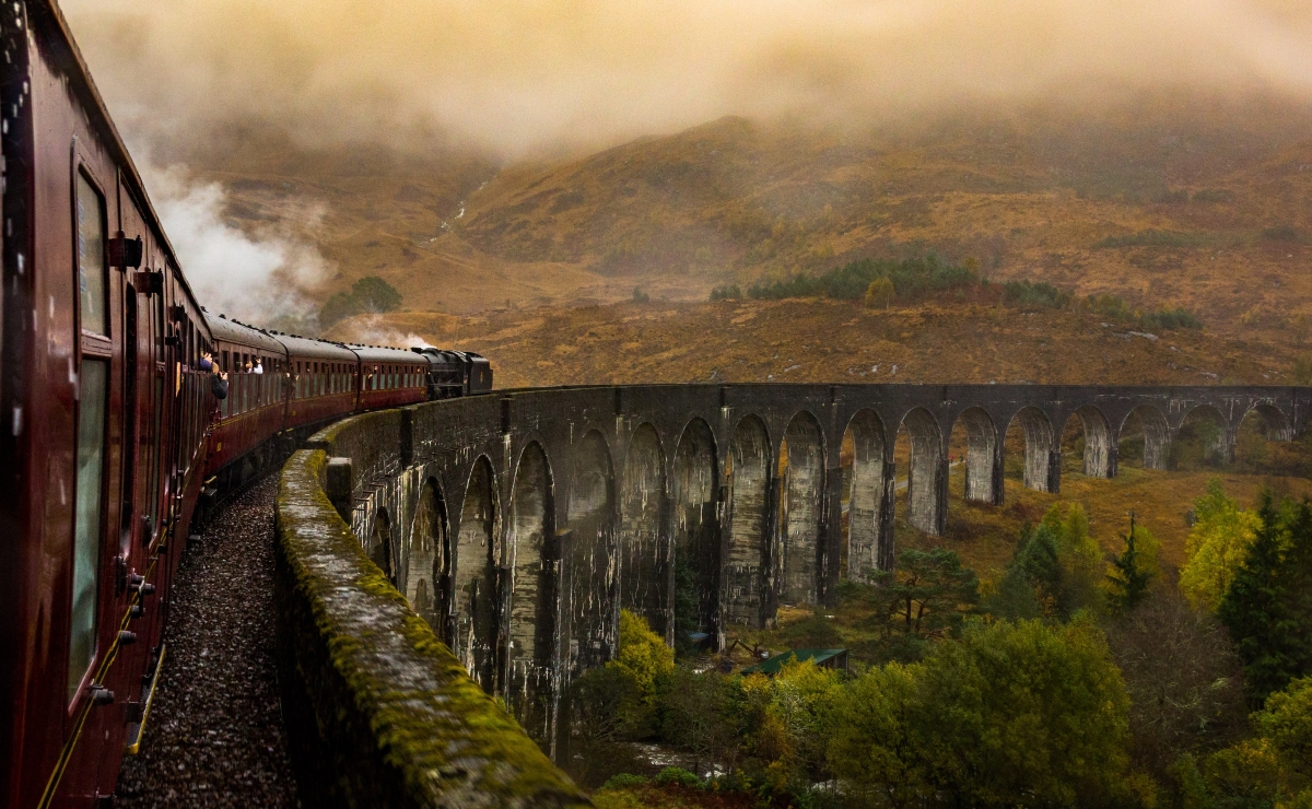 Bild 1: Bücher ermöglichen uns in fremde Welten einzutauchen und uns z. B. auf den Weg nach Hogwarts zu machen. Bild 1: Bücher ermöglichen uns in fremde Welten einzutauchen und uns z. B. auf den Weg nach Hogwarts zu machen.