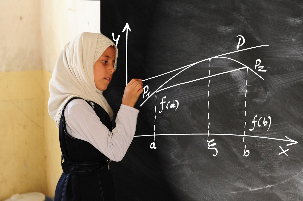 Bedrohung durch Stereotype kann durch Aktivierung von Selbststereotypen zu schlechterer Matheleistung von Mädchen und Frauen führen. Bild von geralt via pixabay (https://pixabay.com/de/illustrations/m%C3%A4dchen-schule-tafel-mathematik-1044150/, CC: https://pixabay.com/de/service/license/)