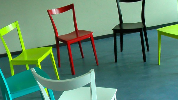 Selbsthilfegruppen sind eine wichtige Unterstützungsmöglichkeit für Angehörige. Foto: wollyvonwolleroy via pixabay (https://pixabay.com/de/photos/st%C3%BChle-stuhlkreis-therapie-58475/, Lizenz: https://pixabay.com/de/service/license/). Selbsthilfegruppen sind eine wichtige Unterstützungsmöglichkeit für Angehörige. Foto: wollyvonwolleroy via pixabay (https://pixabay.com/de/photos/st%C3%BChle-stuhlkreis-therapie-58475/, Lizenz: https://pixabay.com/de/service/license/).