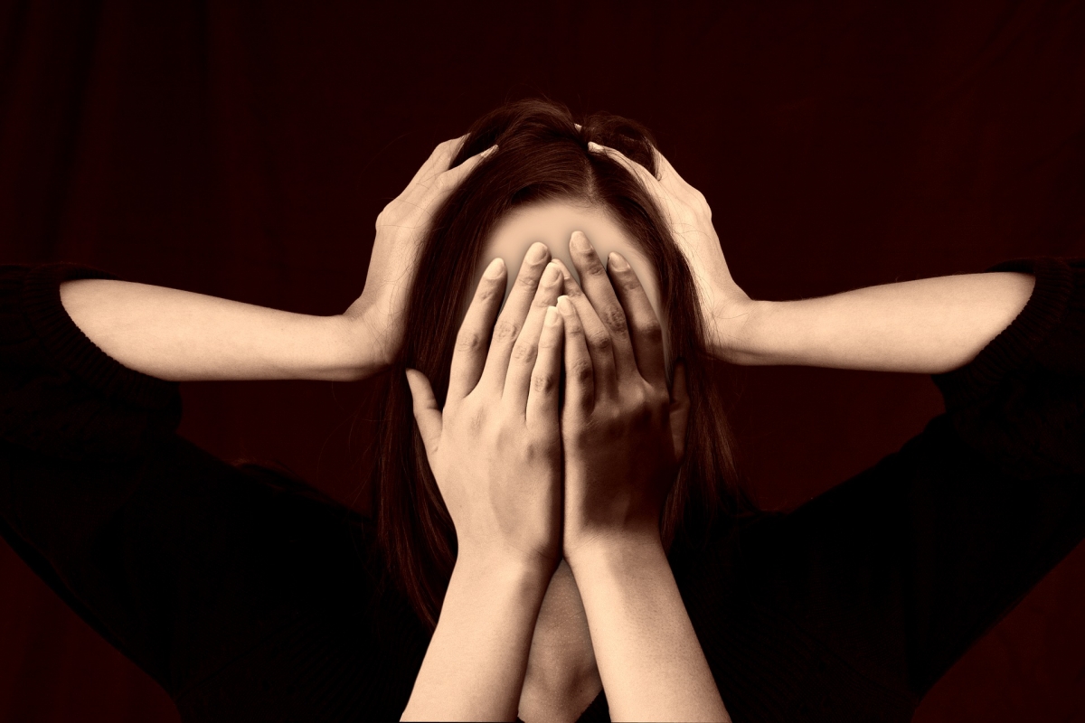 Eine neue Theorie vermutet, dass es eine Verbindung zwischen verminderter Interozeptionsfähigkeit und der Entwicklung psychotischer Störungen gibt. Bild: geralt via pixabay (https://pixabay.com/de/frau-gesicht-mobbing-stress-scham-2696408/, CC: https://creativecommons.org/publicdomain/zero/1.0/deed.de)