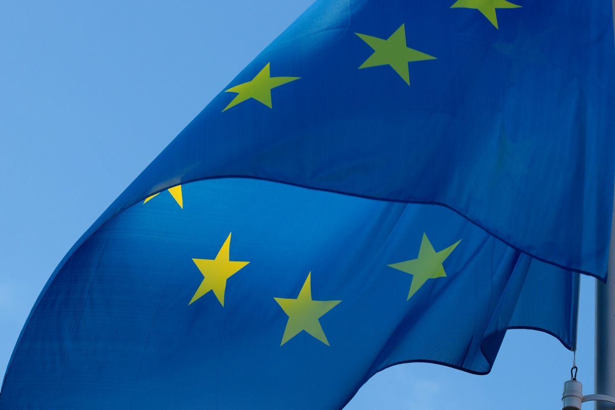 Was ist eigentlich eine europäische Identität? Bild: pixal2013 via pixabay (https://pixabay.com/de/photos/fahne-europa-flagge-eu-europäisch-2608475/, CC: https://pixabay.com/de/service/license/) Was ist eigentlich eine europäische Identität? Bild: pixal2013 via pixabay (https://pixabay.com/de/photos/fahne-europa-flagge-eu-europäisch-2608475/, CC: https://pixabay.com/de/service/license/)