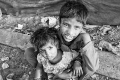hungernde, hilflose, halbnackte Kinder sind mittlerweile zum Sinnbild für Hungersnöte in Afrika geworden.Bild: billycm via Pixabay (https://pixabay.com/de/kinder-slums-armut-schlecht-2876359/, CC:https://creativecommons.org/publicdomain/zero/1.0/deed.de)