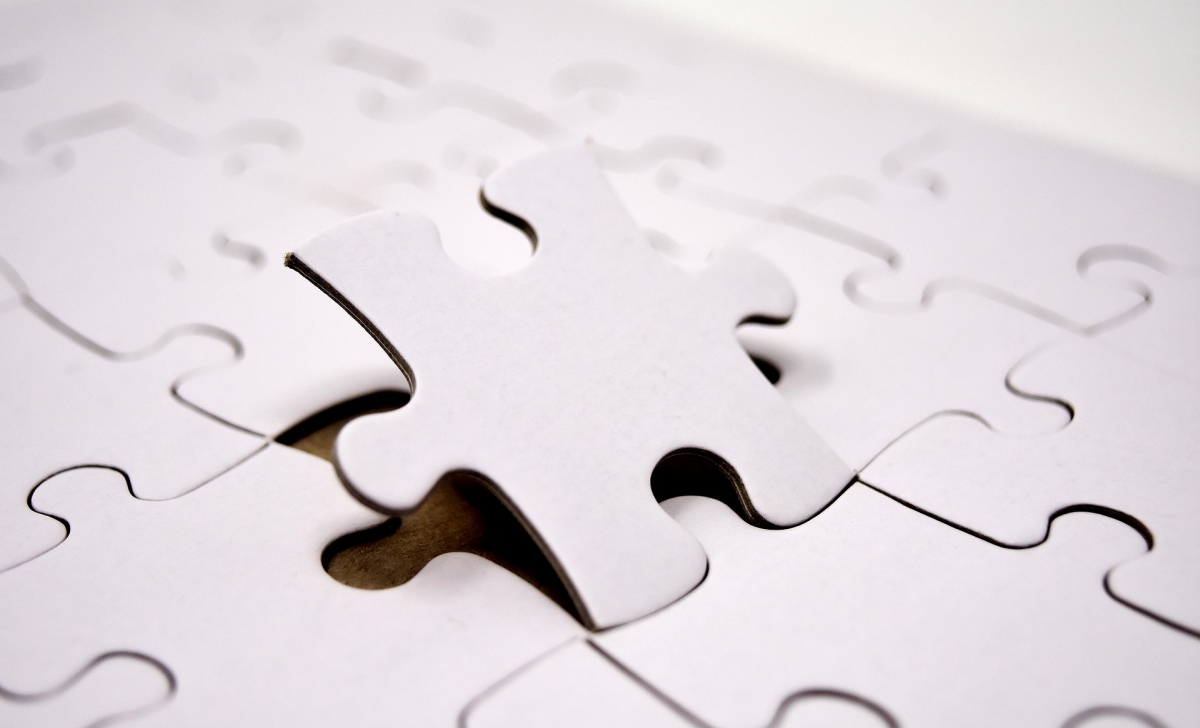 Hidden Profiles können nur dann aufgedeckt werden, wenn die Gruppenmitglieder ihre ungeteilten Informationen, wie die Teile eines Puzzles, integrieren. Bild: Alexas_Fotos via pixabay (https://pixabay.com/photos/puzzle-last-part-joining-together-3223941/, CC: https://pixabay.com/service/license/)