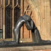 Bild 3: Diese Skulptur wurde in den Ruinen der Kathedrale St. Michaels in Coventry errichtet. Eine identische Skulptur wurde als Geschenk an die Bürgerinnen von Hiroshima in Japan übergeben