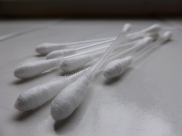 Wattestäbchen. Bild: EME via pixabay (https://pixabay.com/de/wattest%C3%A4bchen-hygiene-ohrenst%C3%A4bchen-495746/,  CC: https://creativecommons.org/publicdomain/zero/1.0/deed.de)