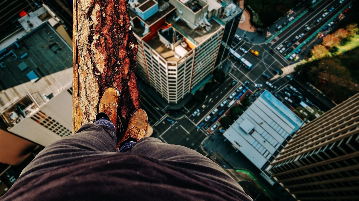 Der Mensch als Risikomanager. Foto: Alexas_Foto via Pixabay (https://pixabay.com/de/photos/balancieren-höhe-straße-kreuzung-2121323/, Lizenz: https://pixabay.com/de/service/terms/#license). 