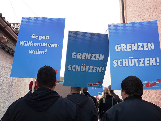 Gegen Willkommenswahnsinn Grenzen schützen von JouWatch via Flickr, https://www.flickr.com/photos/95213174@N08/21631435524/in/faves-150308918@N02/; CC:https://creativecommons.org/licenses/by-sa/2.0/