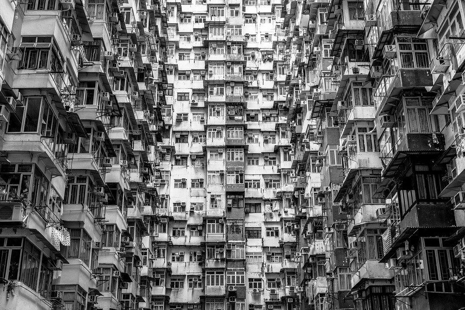 Bild3: Die Nachbarschaft spielt eine wichtige Rolle dabei, wie sich ein Umzug auf uns auswirkt. Foto: Philippsaal via Pixabay (https://pixabay.com/de/photos/hongkong-hochhäuser-china-asien-4093186/, Lizenz: https://pixabay.com/de/service/terms/#license).