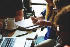 Bild von Eric Bailey via Pexels (https://www.pexels.com/photo/people-coffee-meeting-team-7096/), CCO (https://creativecommons.org/publicdomain/zero/1.0/deed.de