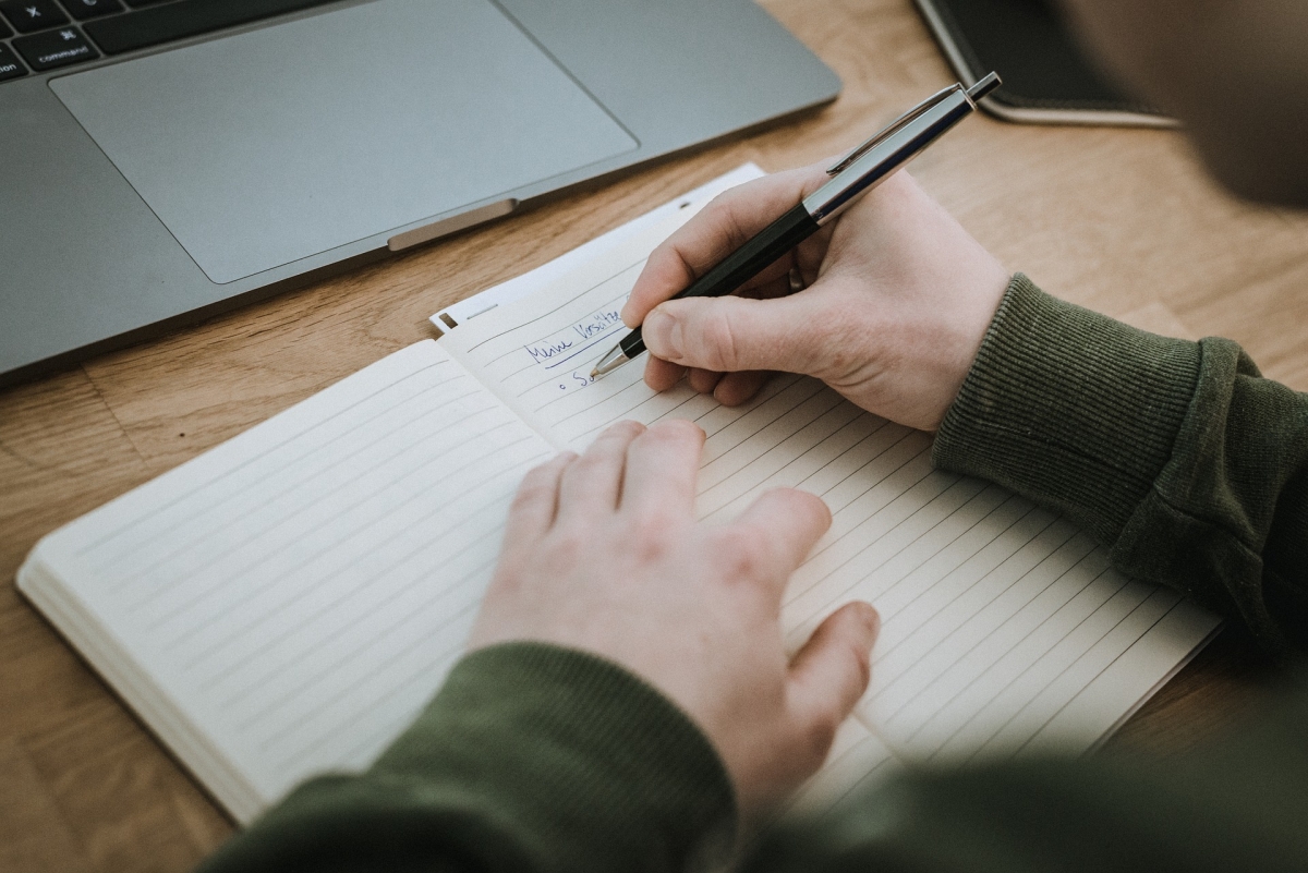 Soll ein Verhalten geändert werden, wird dies durch die Charakteristika der Gewohnheit erschwert. Bild: Studio32 via pixabay (https://pixabay.com/de/photos/papier-buch-laptop-bildung-3052246/, CC: https://pixabay.com/de/service/license/)