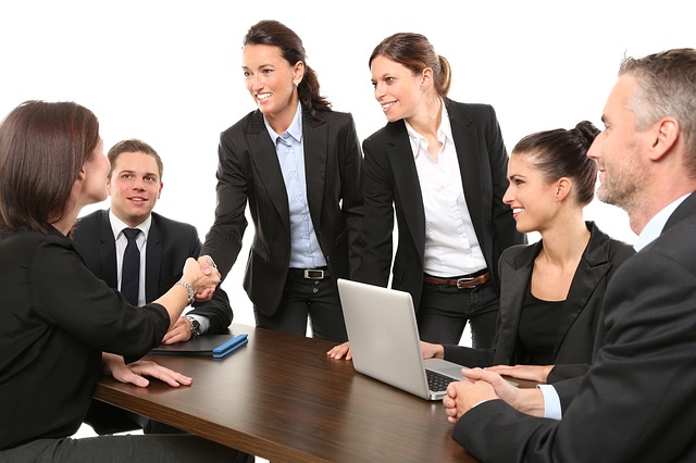 Status und Geschlecht. Foto: 089photoshootings via Pixabay (https://pixabay.com/photos/men-employees-suit-work-greeting-1979261/, CC: https://pixabay.com/service/terms/#license)