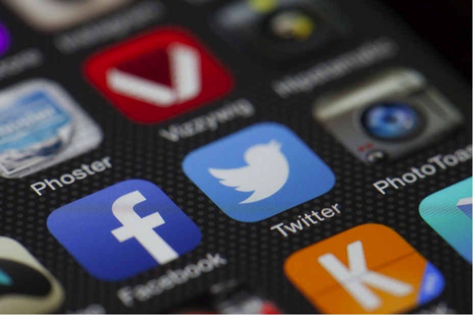 Soziale Netzwerke filtern mittels Algorithmen Informationen für uns. Doch wie tragen wir selbst zu einer solchen Filterblase bei? Foto von LoboStudioHamburg via pixabay (https://pixabay.com/de/twitter-facebook-miteinander-292988/, Lizenz: https://pixabay.com/de/service/license/). Soziale Netzwerke filtern mittels Algorithmen Informationen für uns. Doch wie tragen wir selbst zu einer solchen Filterblase bei? Foto von LoboStudioHamburg via pixabay (https://pixabay.com/de/twitter-facebook-miteinander-292988/, Lizenz: https://pixabay.com/de/service/license/).